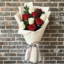 Букет красно-белые розы в Александровке Оренбургской области Букет цветов из: Розы в Александровке Оренбургской области