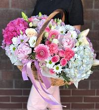 Цветочная композиция из Розы, Хризантемы, Пионы и Лизиантусы в корзине в Александровке Оренбургской области