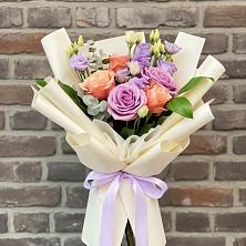 Букет цветочные ноты в Александровке Оренбургской области Букет цветов из: Лизиантусы и Розы в Александровке Оренбургской области