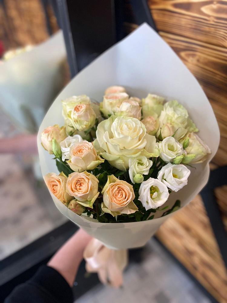 Букет Летний бриз в Александровке Оренбургской области Букет цветов из: Розы и Лизиантусы в Александровке Оренбургской области